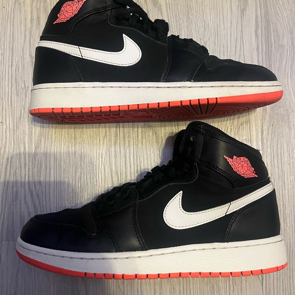 Nike Air Jordan 1 Mid “ HOT LAVA “ Size 7 Women’s / 5.5 Big Kids